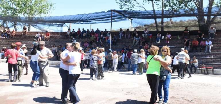 ADULTOS MAYORES DE PICÚN LEUFÚ PARTICIPARON EN EL ENCUENTRO PROVINCIAL DE LA TERCERA EDAD