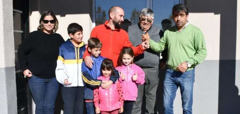 INTENDENTE CASTEBLANCO HIZO ENTREGA DE VIVIENDAS A FAMILIAS DE LA LOCALIDAD